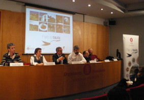 Un moment de la presentació, amb el diputat d'Espais Naturals, Josep Mayoral, al centre de la taula. Servei de Premsa de la Diputació de Barcelona