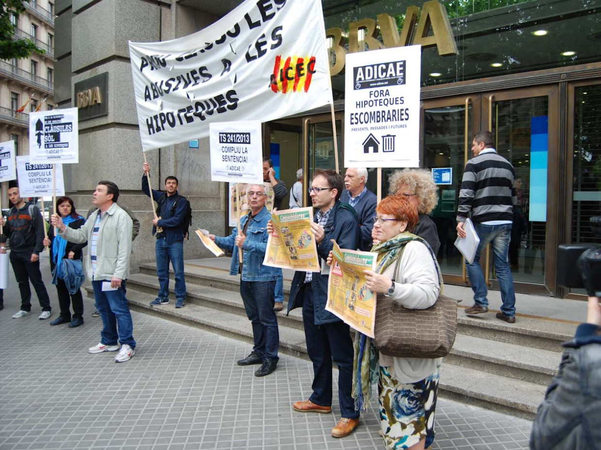 Afectats per les clàusules abusives en una protesta. Aicec-Adicae