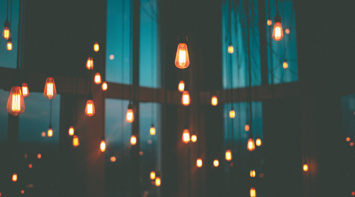 Un munt de bombetes il·luminen una habitació. Dil (Unsplash)