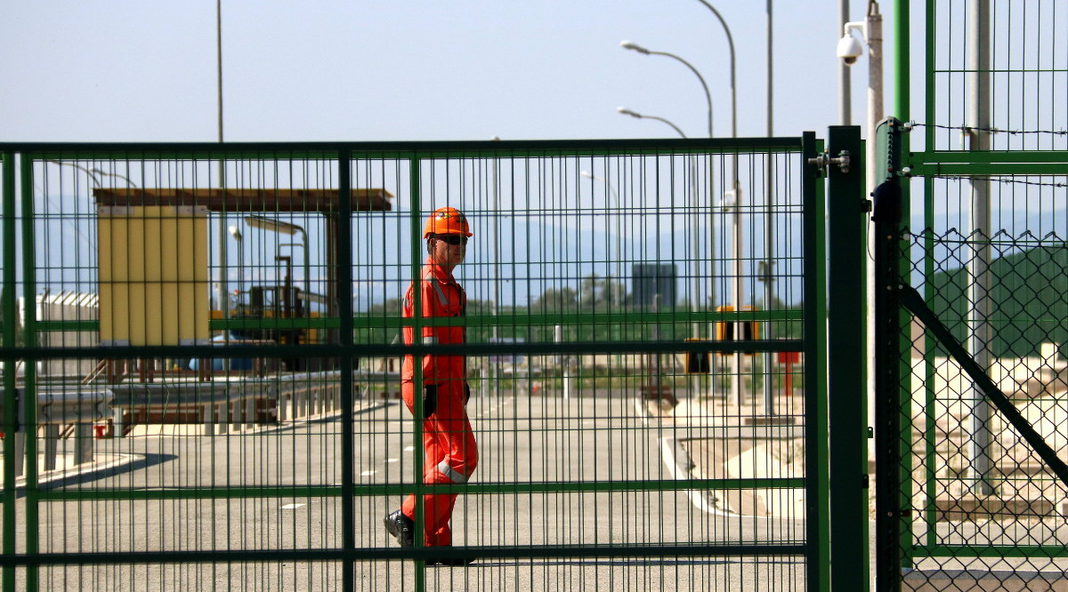 Un operari de la planta terrestre del projecte Castor camina per les instal·lacions. Jordi Marsal (ACN)