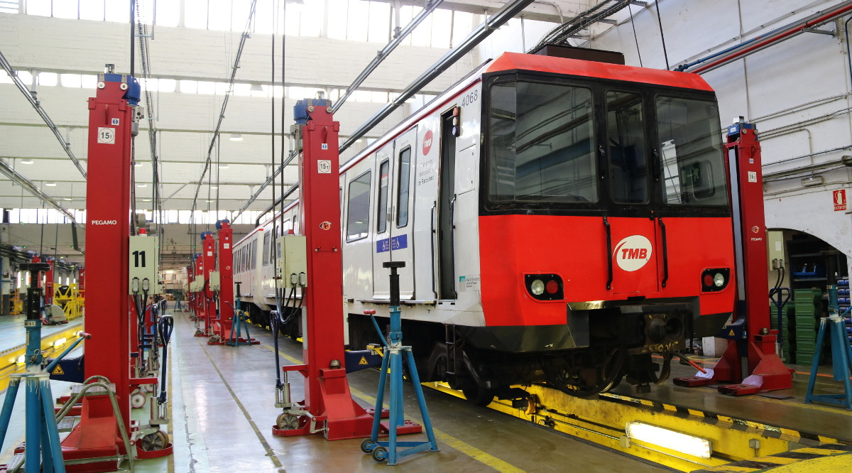 Un cotxe del metro al taller de La Sagrera de TMB. Nazaret Romero (ACN)