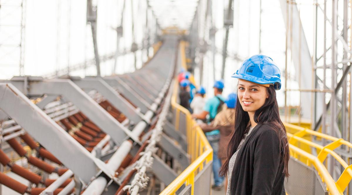 Una dona treballadora en un pont de metall. Claudio Hirschberger (Unsplash)