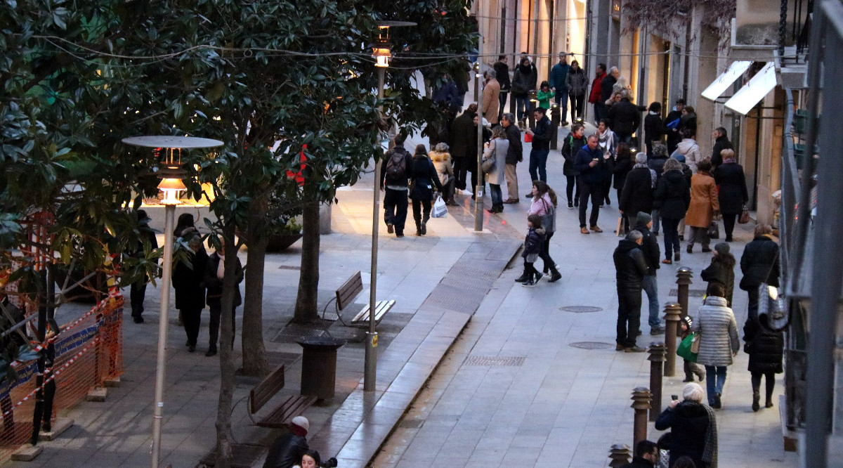 Carrer Santa Clara de Girona amb gent passejant un dissabte. Gerard Vilà (ACN)