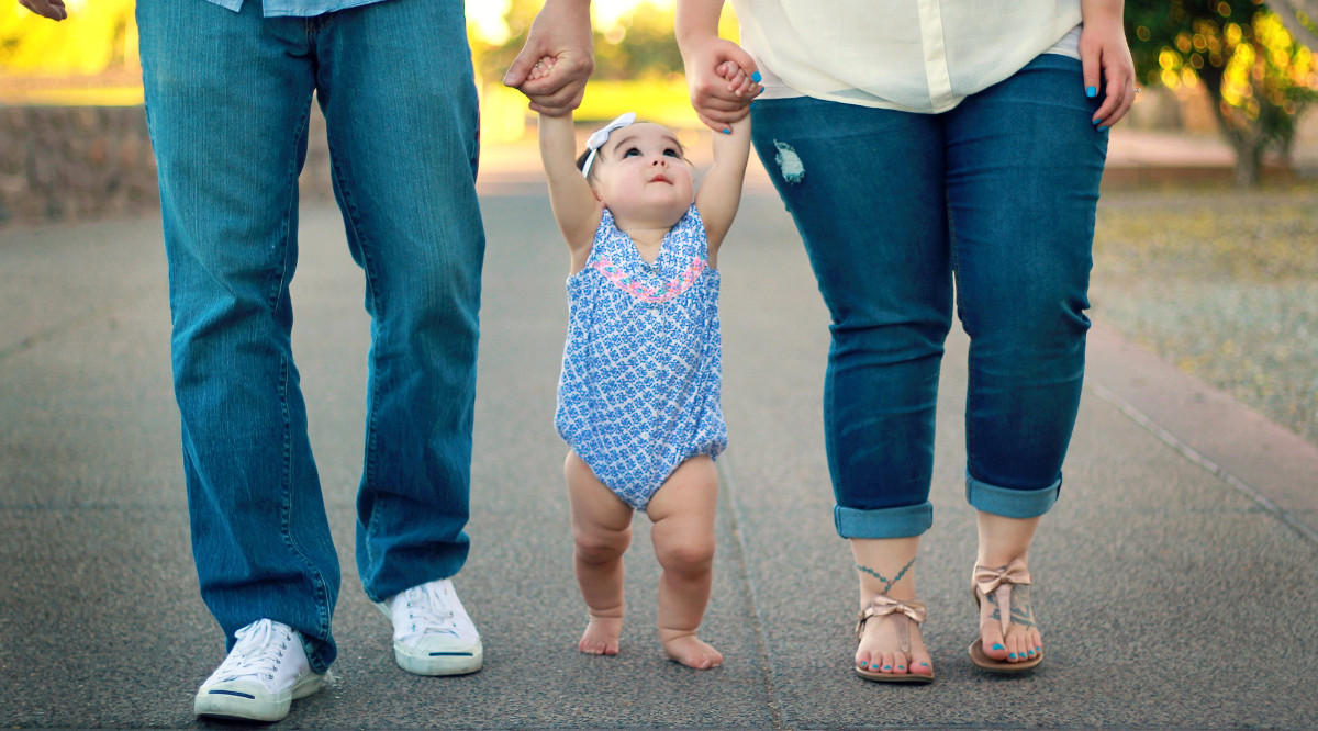 Una família camina per un carrer. Brittany Simuangco (Unsplash)