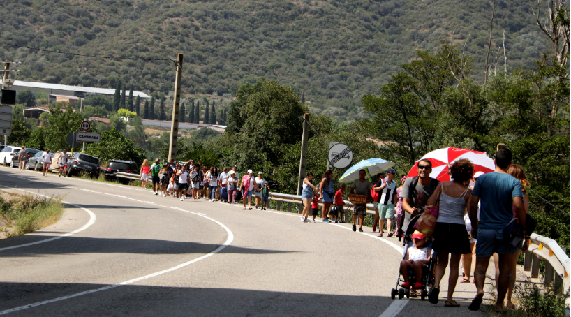 Pla General de les cues de visitants després de tancar l'accés a l'àrea de La Platgeta. ACN