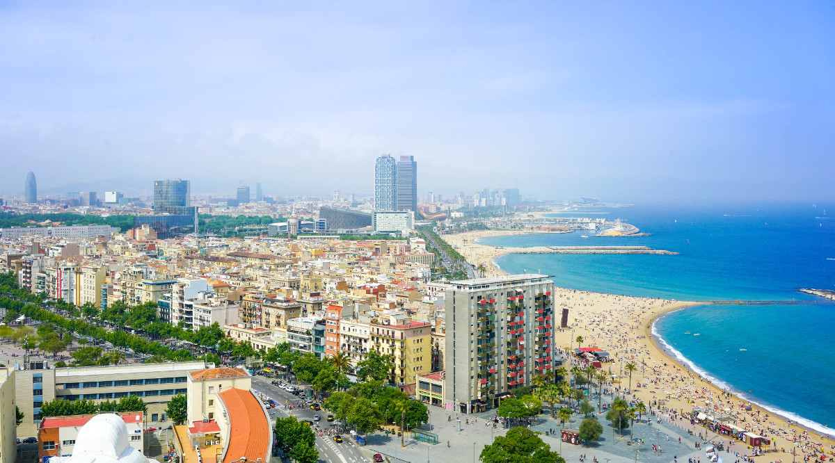 Vista d'ocell de la ciutat de Barcelona, amb les torres Maphre al fons. Enes (Unsplash)