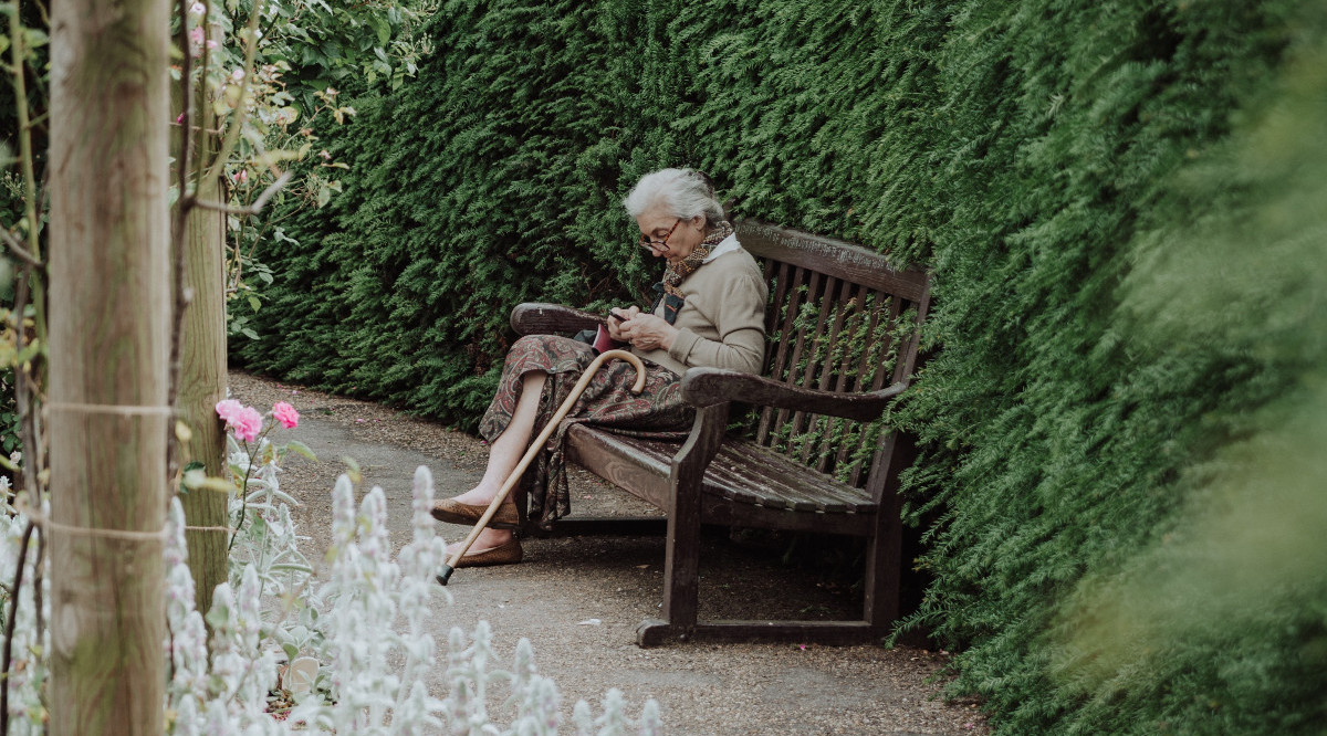 Una dona gran descansa en un parc. Andreea Popa (Unsplash)