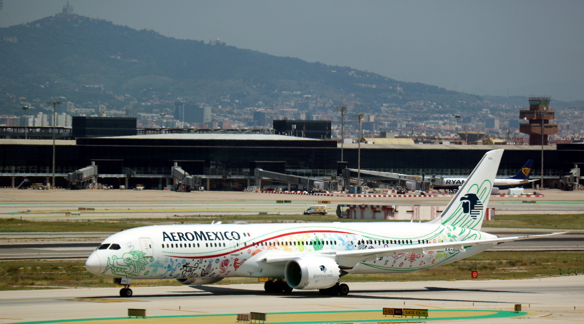 Un avió d’Aeroméxico instants després d’aterrar a l'Aeroport del Prat procedent de Mèxic DF. Lluís Sibils (ACN)