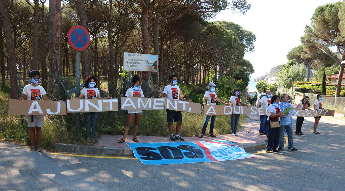 Els concentrats de SOS Costa Brava davant de la Pineda d'en Gori de Palamós. Gerard Vilà (ACN)