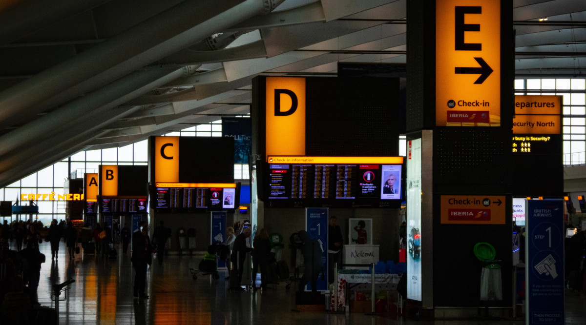 Passatgers en un aeroport. Nick Fewings (Unsplash)