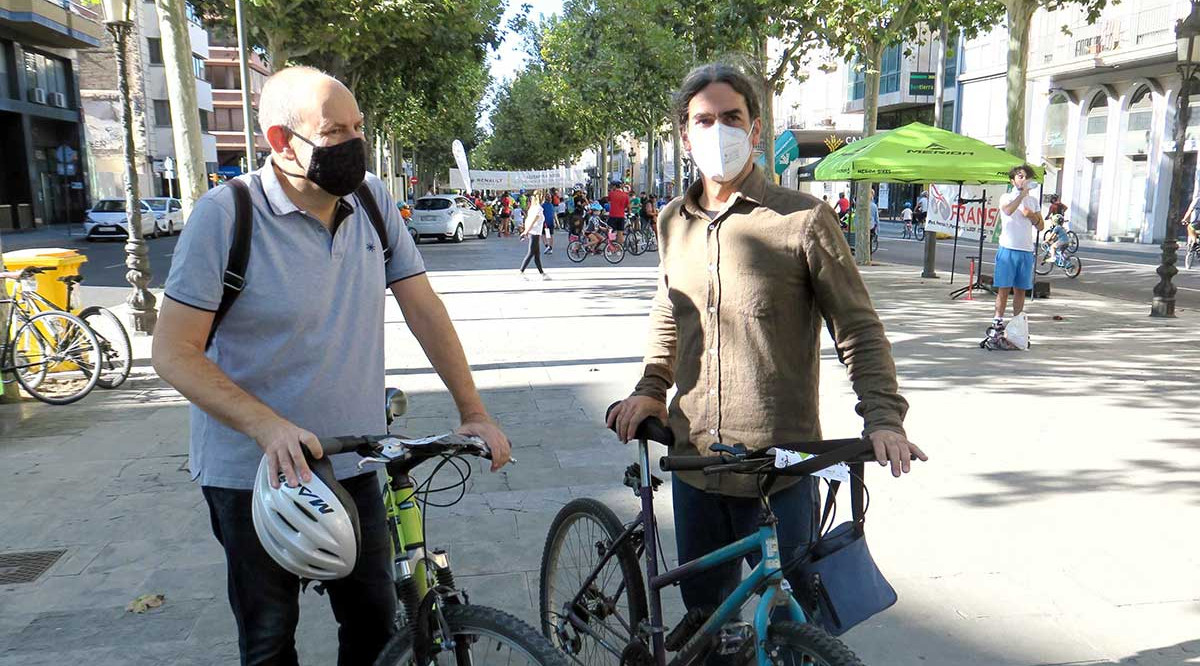 El regidor de Ciutat i Cultura, Jaume Rutllant, i del tinent d'alcalde i regidor de Transició Ecològica, Sergi Talamonte, a la Pedalada popular a Lleida en motiu de la Setmana de la mobilitat sostenible. Ajuntament de Lleida