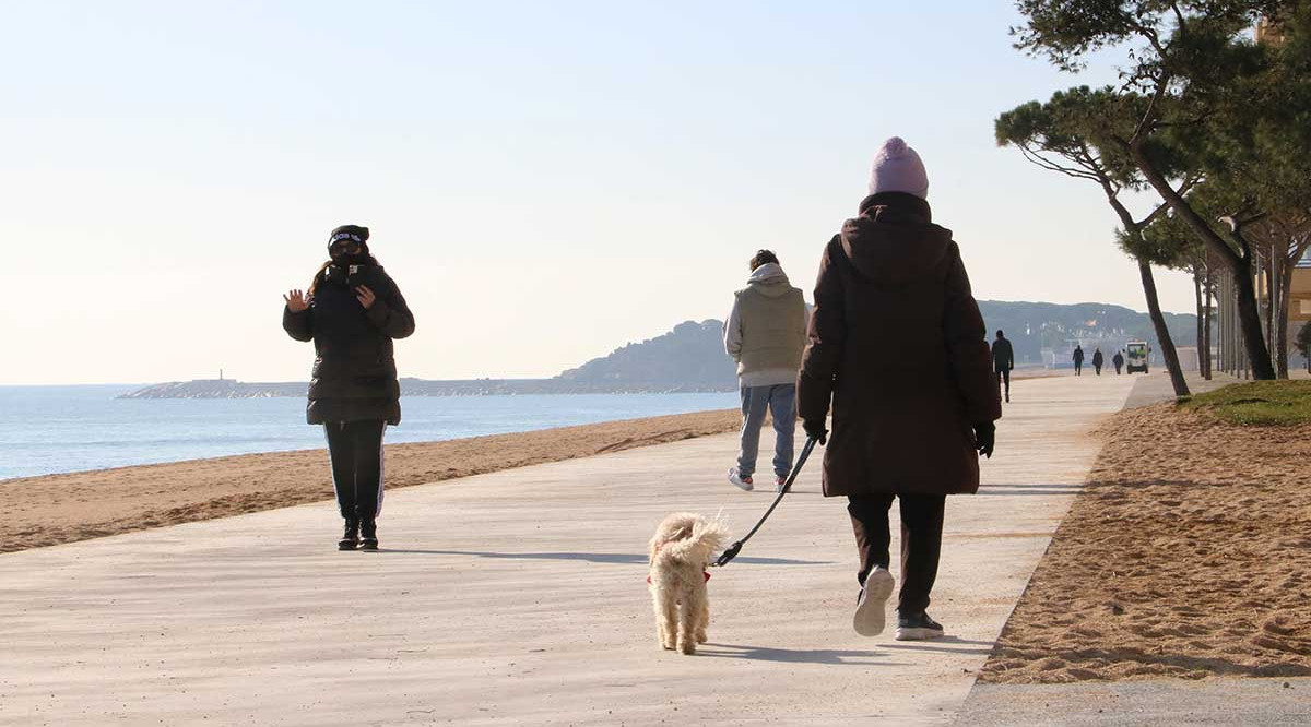 Gent passejant pel tram del passeig de Platja d'Aro reparat. Gemma Sánchez (ACN)