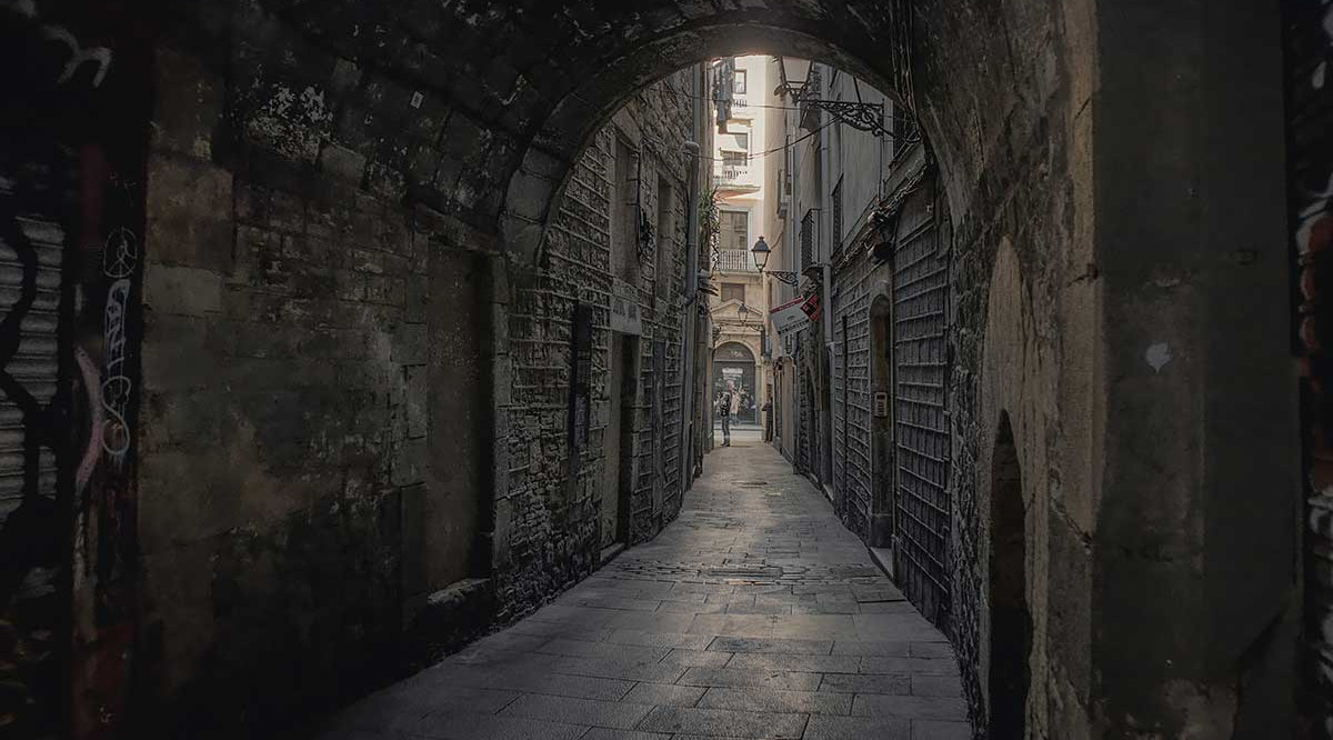 Un carrer de Barcelona del districte de Ciutat Vella. Roman Fox (Unsplash)