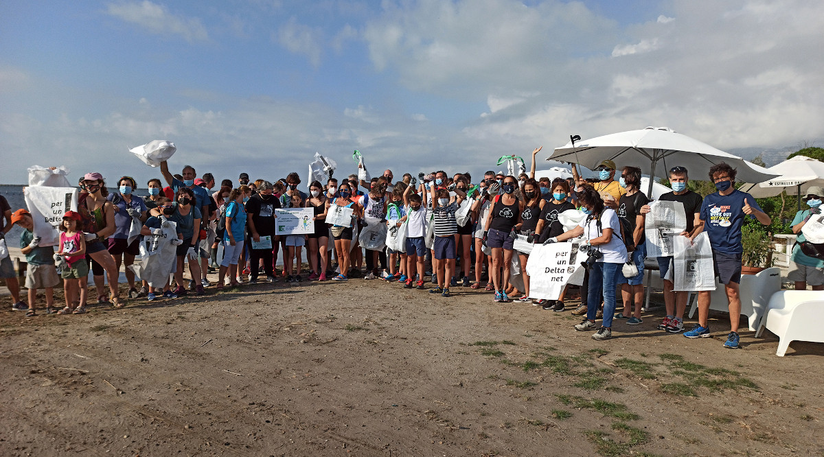 Els membres de l'acció a les Terres de l'Ebre, en finalitzar la recollida de residus. AMIC