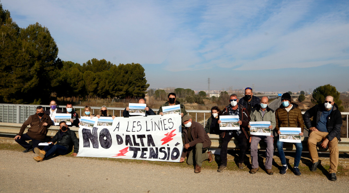 Membres de la nova plataforma, en un pont de l'AP-2 a Albatàrrec per on ha de passar una MAT. ACN