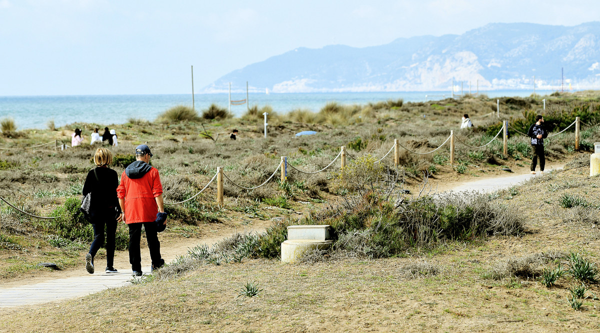 Dues persones passegen per les platges metropolitanes. AMB