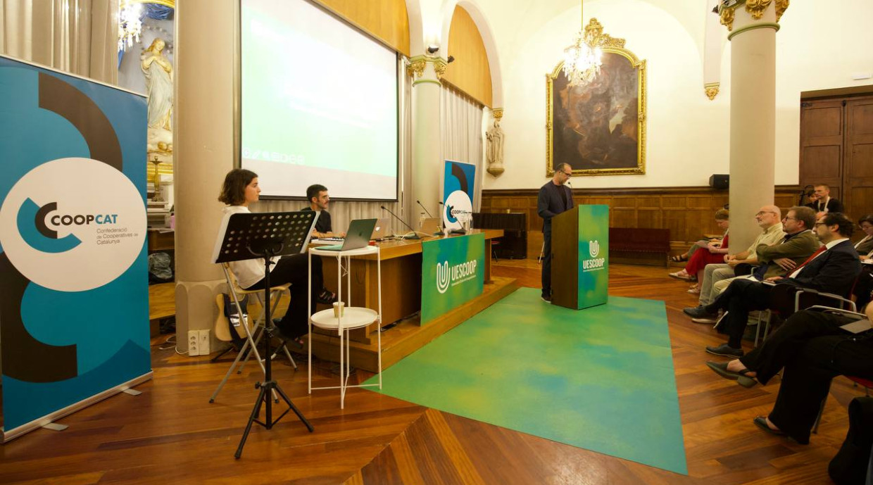 La UESCOOP, espai de debat i reflexió, reuneix per primera vegada el món acadèmic, professionals, l’administració pública i les entitats del moviment cooperatiu.. Berta Tiana, UESCOOP