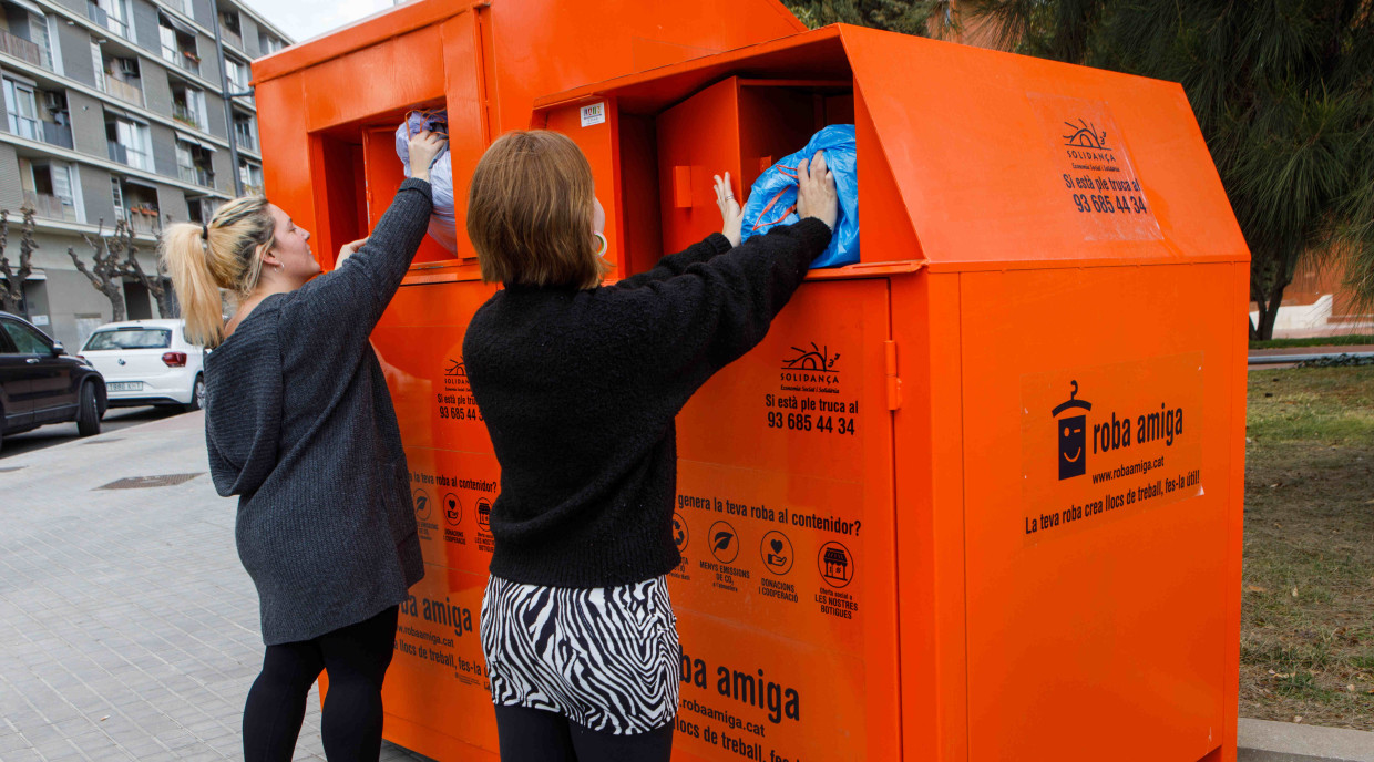 La missió de Roba Amiga és la recollida de roba usada per a revalorar-la a través del reciclatge.. Roba Amiga