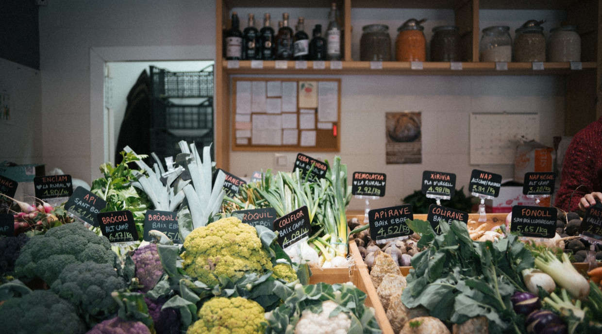 L'estudi afirma que "comprar en hipermercats és més car que no pas comprar a botigues locals o mercats". Clarens Val