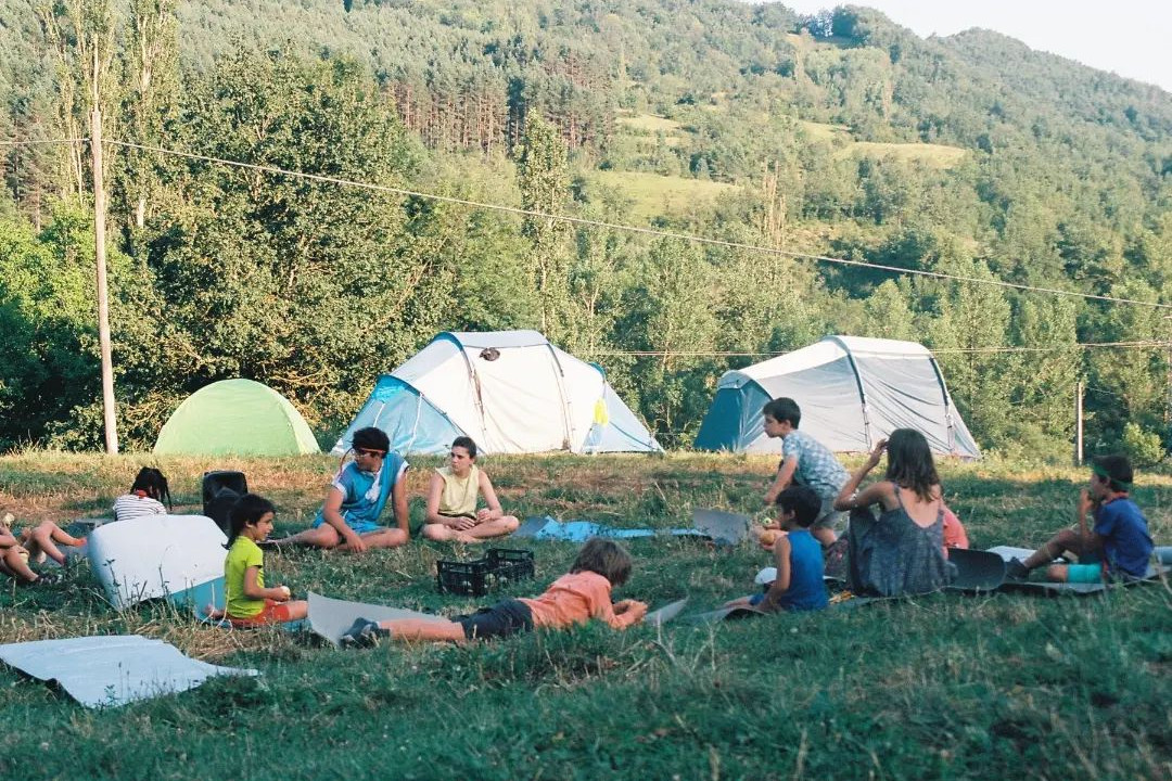 Les entitats denuncien el tancarament de 79 dels 156 terrenys d’acampada per manca d’autorització hidràulica.. AEIG Berenguer el Gran