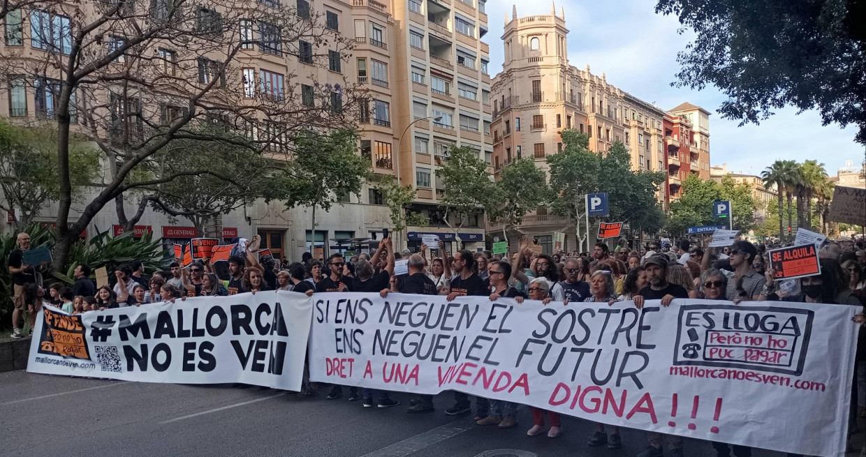 Els residents de Mallorca protesten contra la massificació turística i per reivindicar recuperar els espais naturals.. Mercat social Illes Balears