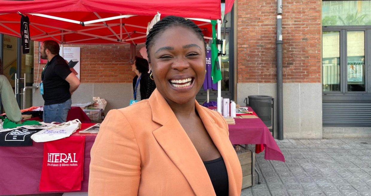 La primera dona negra que presenta un informatiu en la televisió pública catalana. Dei Sow