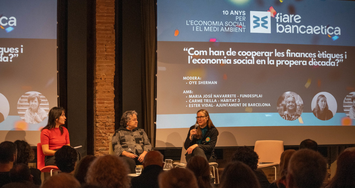 Una de les taules de l'acte va tractar la relació entre l'economia social i solidària i les finances ètiques.. Fiare Banca Etica