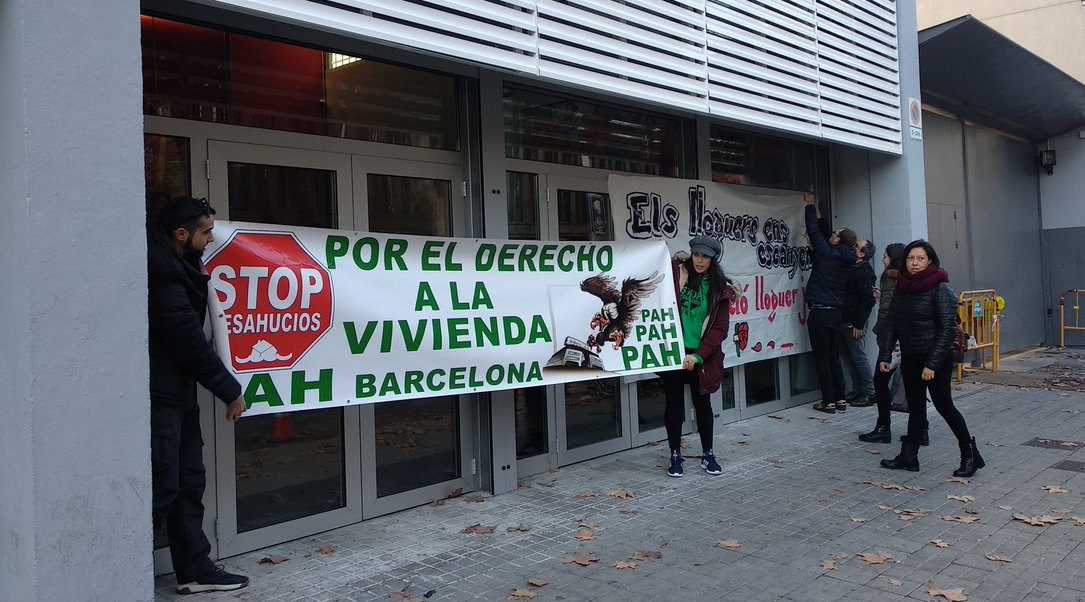 Els manifestants pel dret a l'habitatge pengen una pancarta davant de la seu del PSC. Sindicat de Llogaters